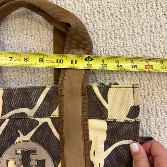 Tory Burch Unique Leather Detail Giraffe Pattern Beach Tote - Picture 5 of 10